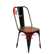 Cadeira de ferro e madeira